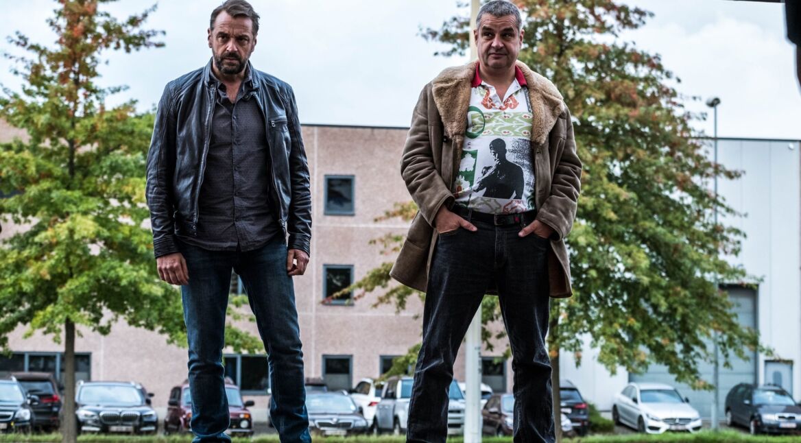 Zwei Männer stehen auf der Straße.