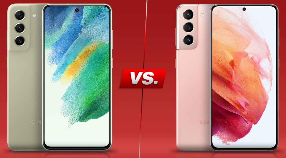 Vorder- und Rückseiten von Galaxy S21 FE und Galaxy S21 nebeneinander vor rotem Hintergrund