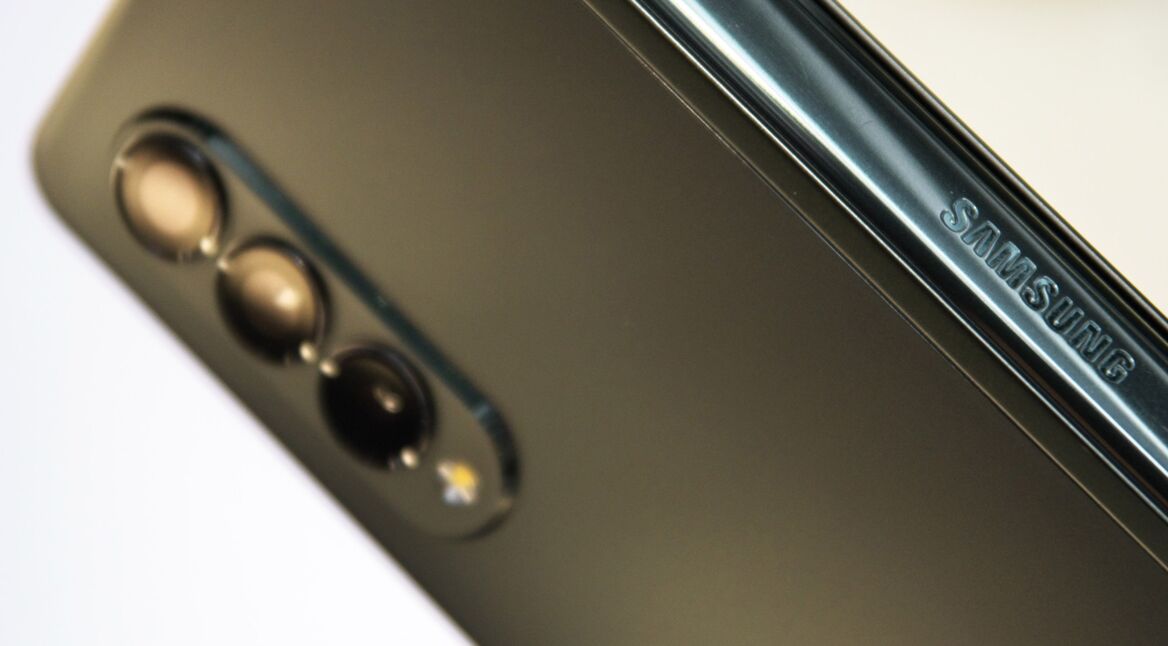 Galaxy Z Fold3 in Schwarz mit Blick auf die Hauptkamera und Samsung-Schriftzug