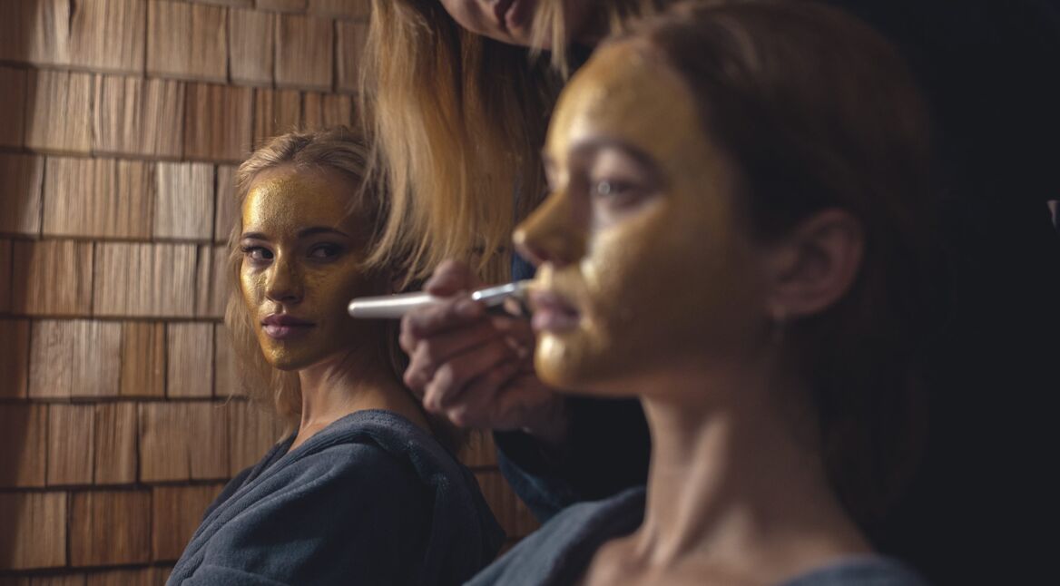 Zwei junge Frauen beim Make-up