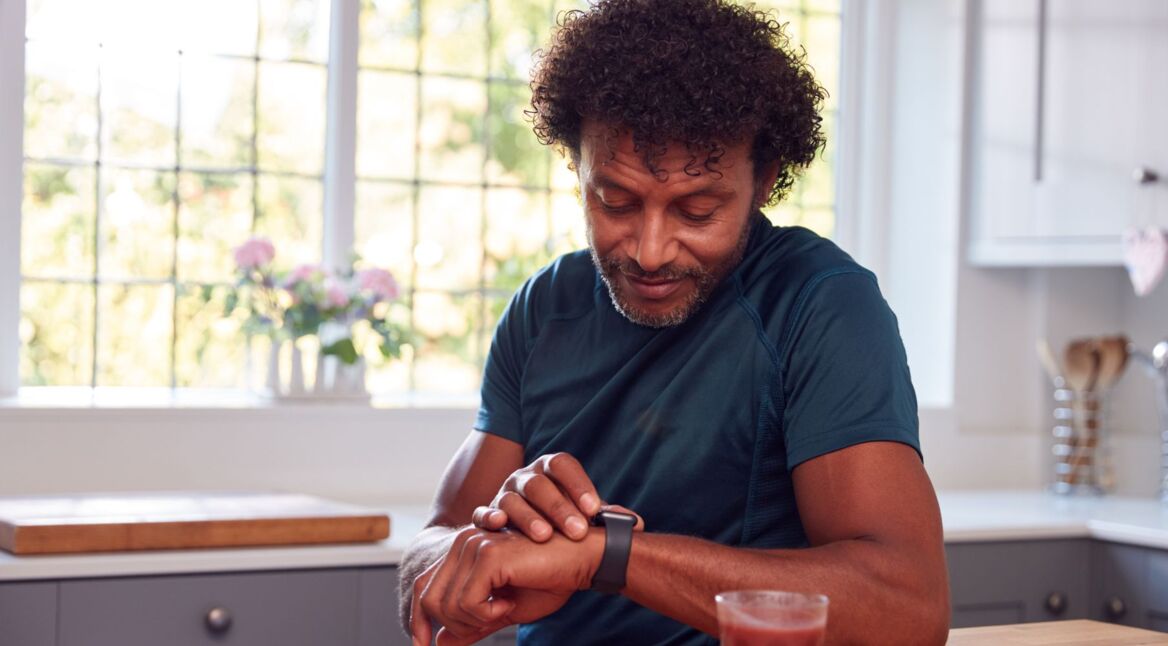 Mann schaut auf seine Apple Watch.