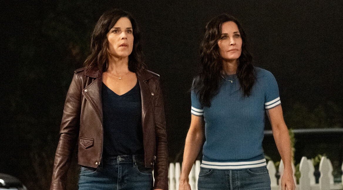 Scream-Schauspielerinnen Sidney (Neve Campbell) und Gale (Courtney Cox) im Vorgarten