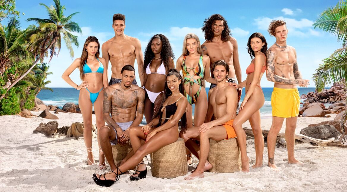 Zehn junge Menschen an einem tropischen Strand.