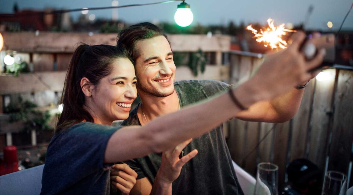 Ein Paar bestellt Neujahrsgrüße via Video-Call