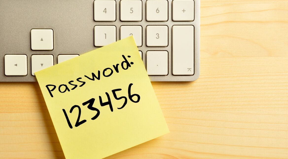 Ein Passwort steht auf einem gelben Notizzettel.