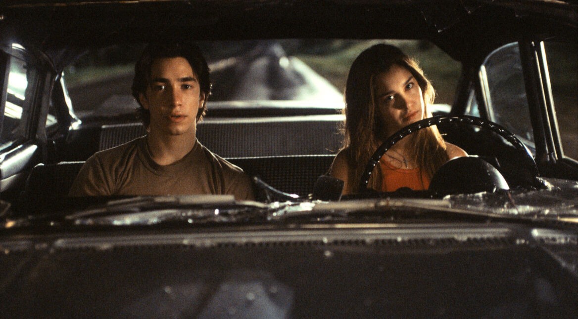 Zwei Teenager sind allein im Dunkeln im Auto unterwegs.