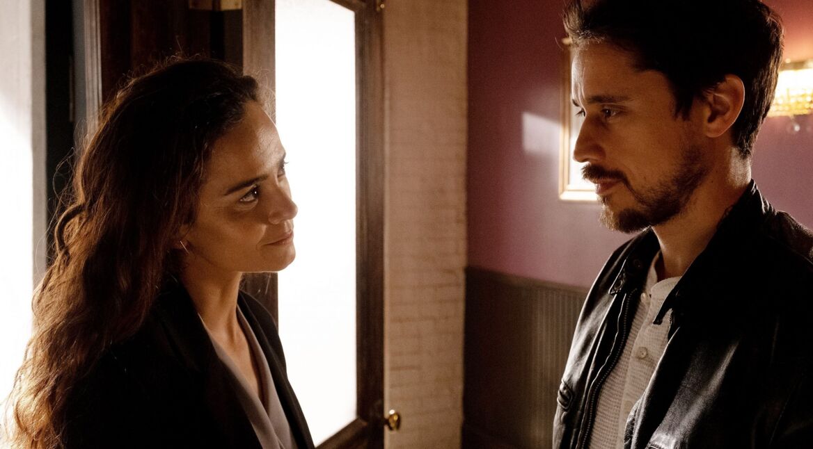 Eine Frau und ein Mann im Halbdunkel.