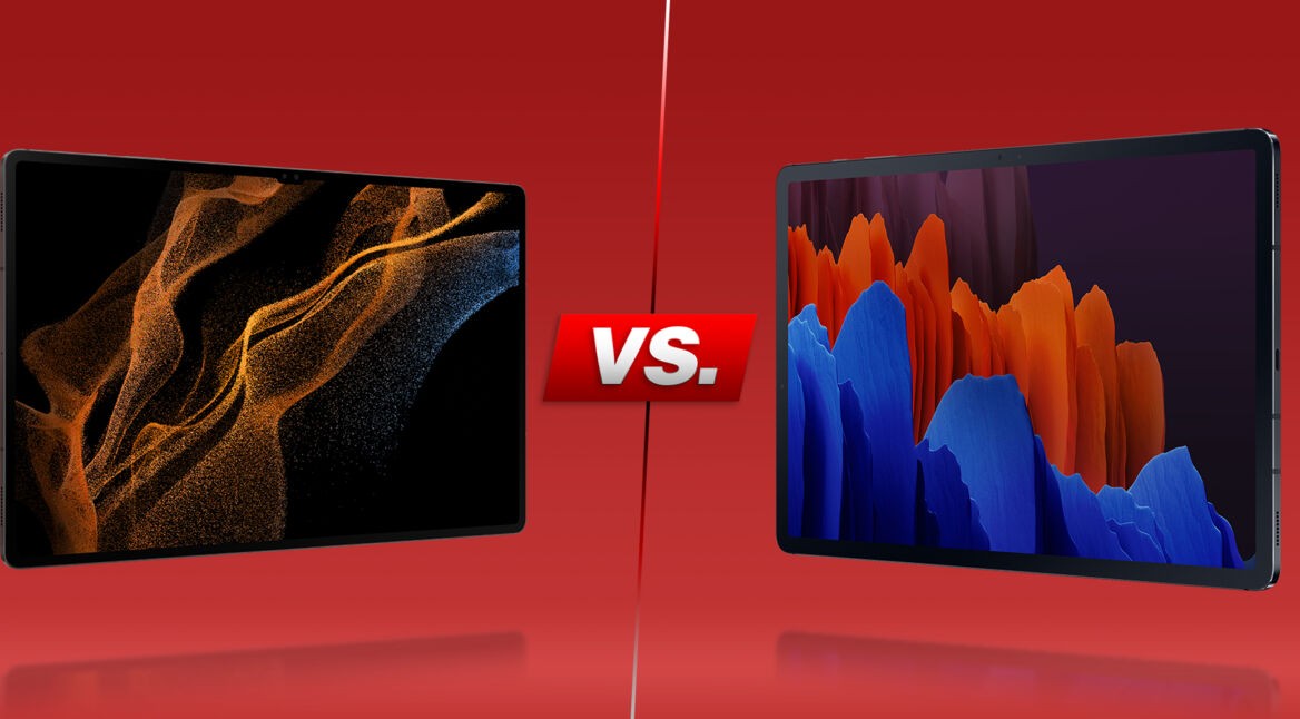 Tablets Galaxy Tab S8 Ultra und Galaxy Tab S7+ nebeneinander angeschrägt vor rotem Hintergrund