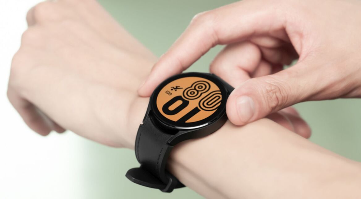 Galaxy Watch4 am Handgelenk.