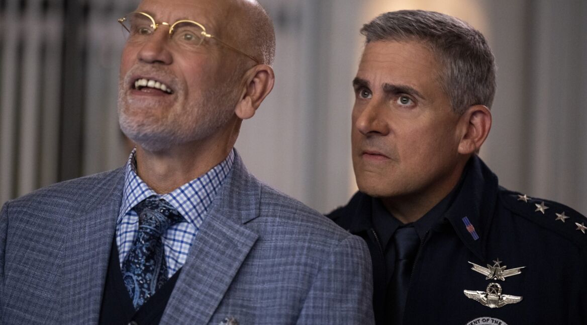 Zwei Männer blicken nach vorn.