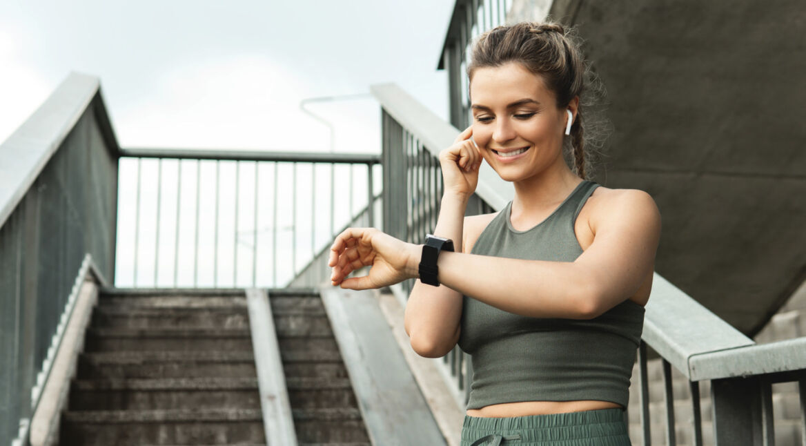 Eine Frau nutzt beim Joggen die Apple Watch, um Musik über Amazon Music zu hören.