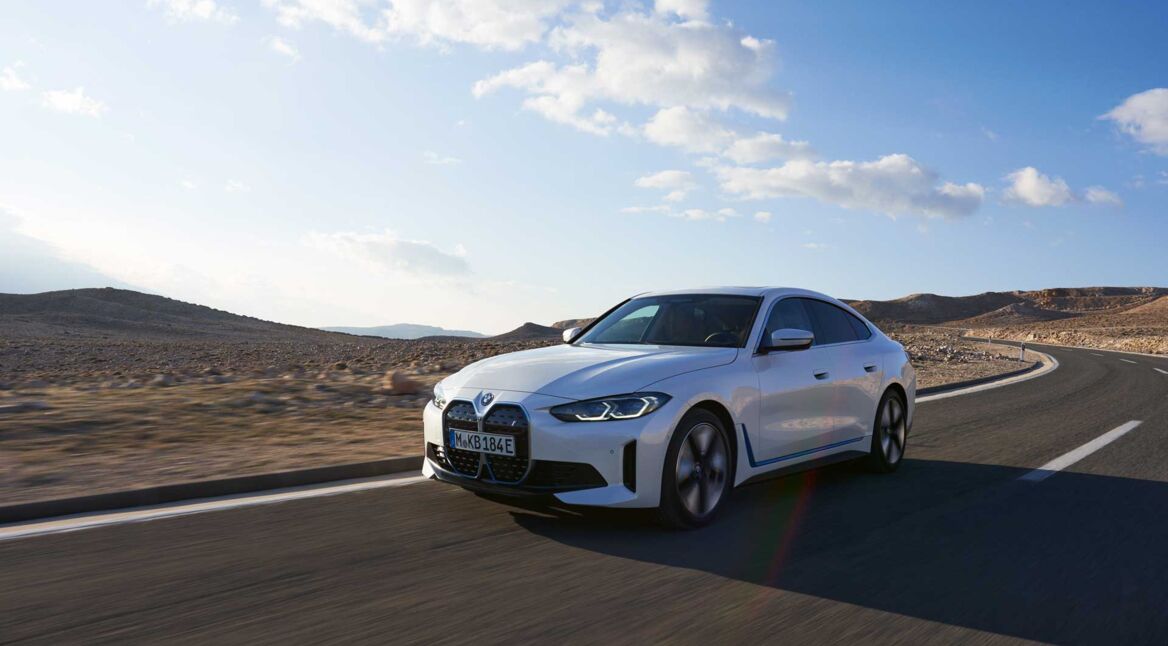 Ein BMW fährt auf einer Straße