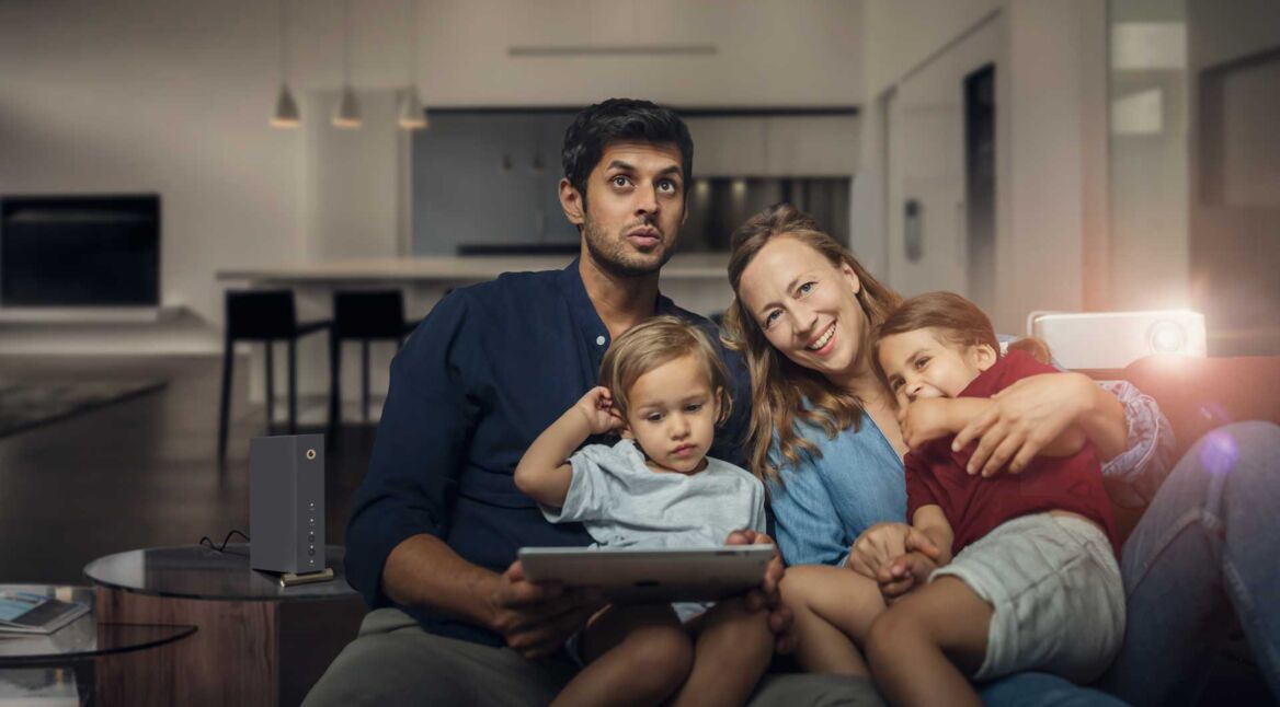 Eine Familie nutzt Vodafones Gigabit-Tarif