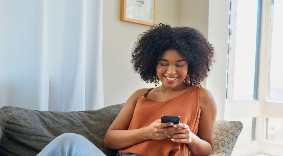 Frau schaut auf ihr Android-Smartphone.