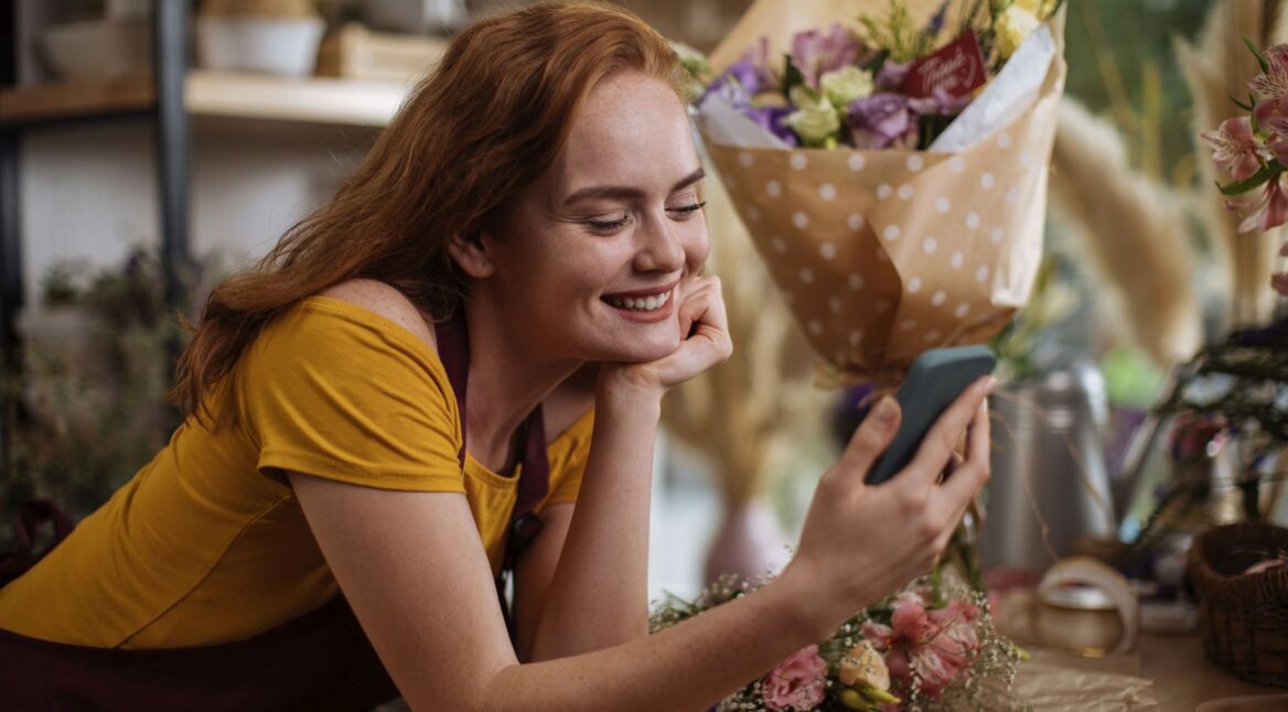 Frau schaut auf ihr iPhone.