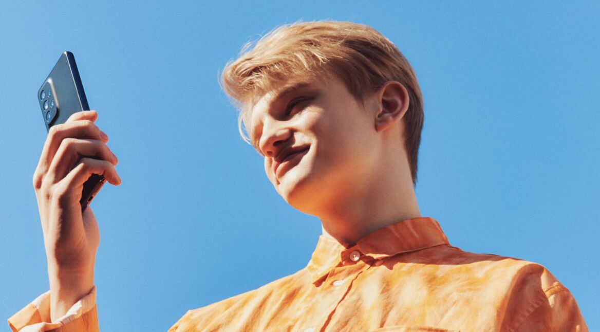 Mann hält das Galaxy A53 5G in der Hand.