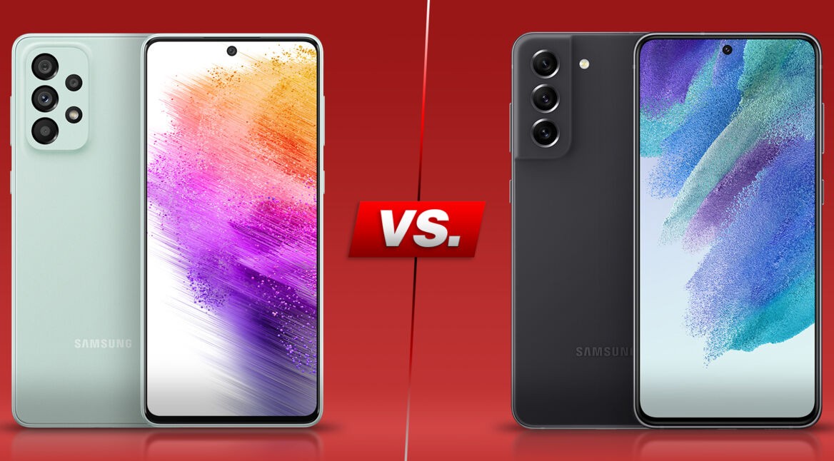 Zwei Samsung-Smartphones nebeneinander von vorne und hinten vor rotem Hintergrund