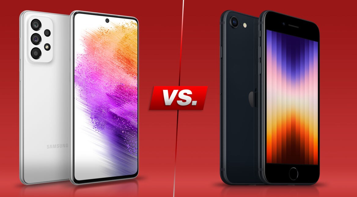 Zwei Smartphones von vorne und hinten nebeneinander vor rotem Hintergrund