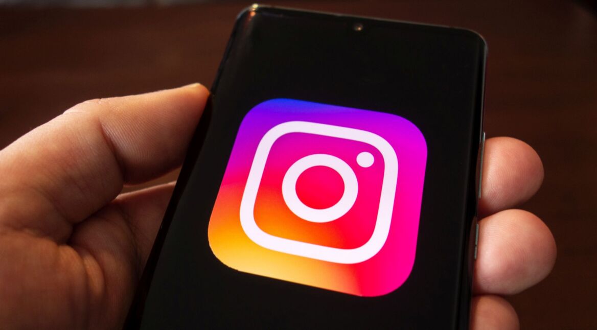 Das Logo von Instagram auf einem Smartphone-Display.