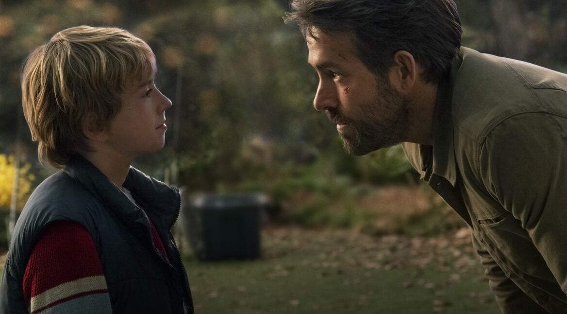 Ein Junge und ein Mann im Wald