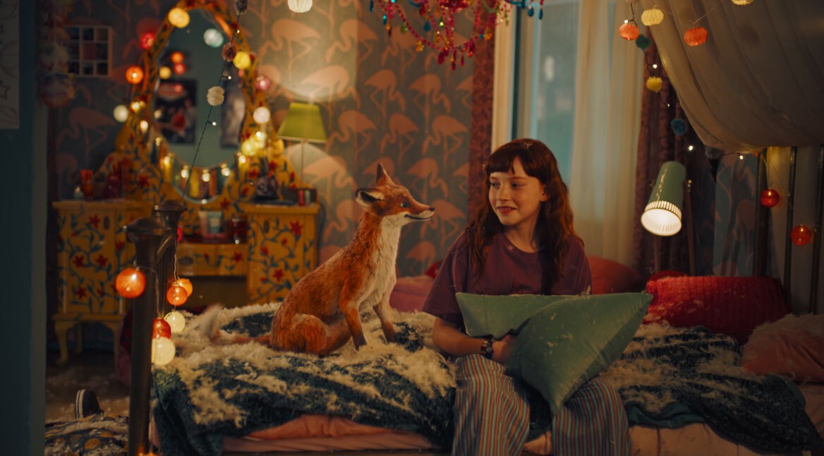 Ida (Emilia Maier) und ihr Fuchs sitzen auf dem Bett in dem Film Die Schule der magischen Tiere