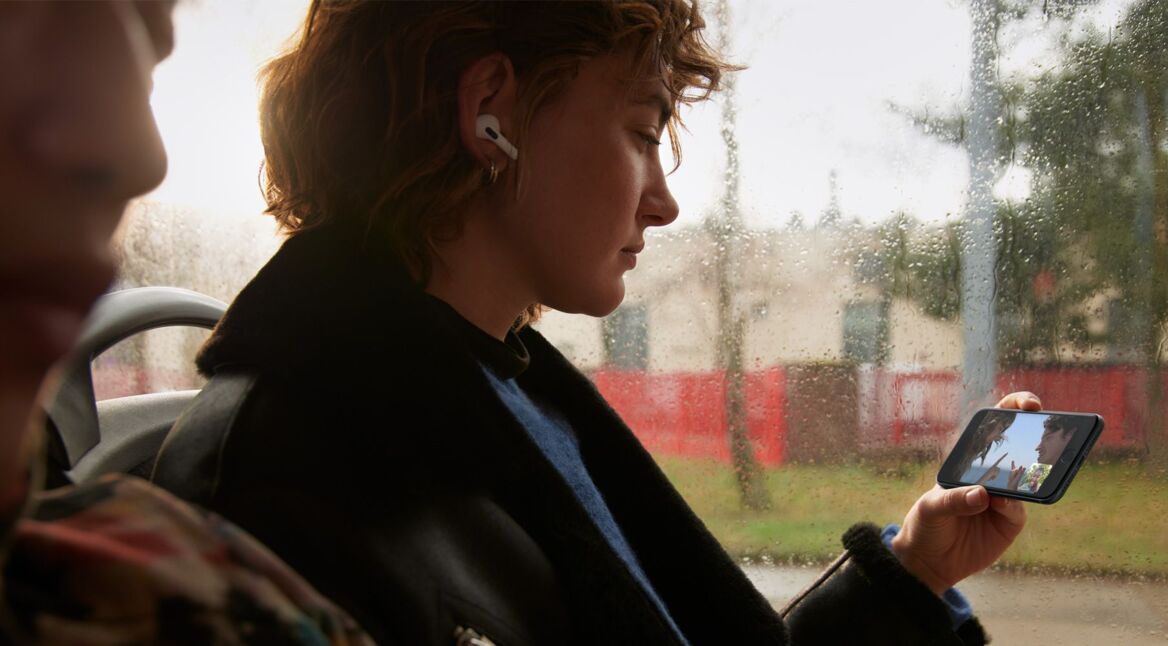 Frau surft am iPhone SE (2022)