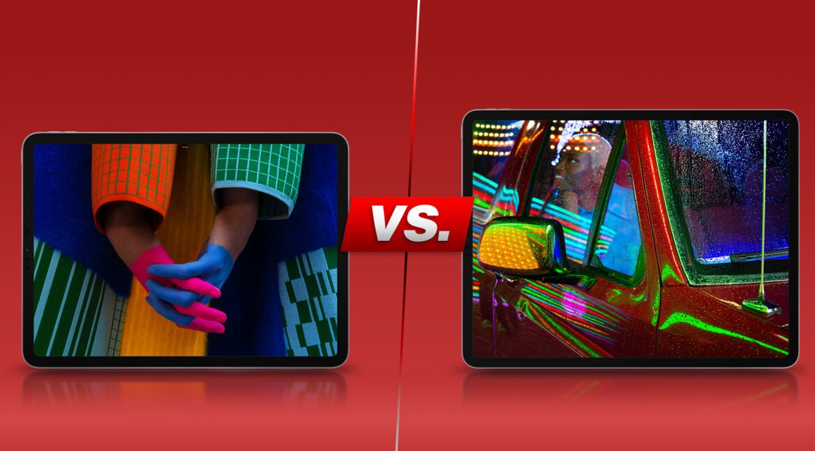 Zwei iPad-Modelle von vorne nebeneinander vor rotem Hintergrund