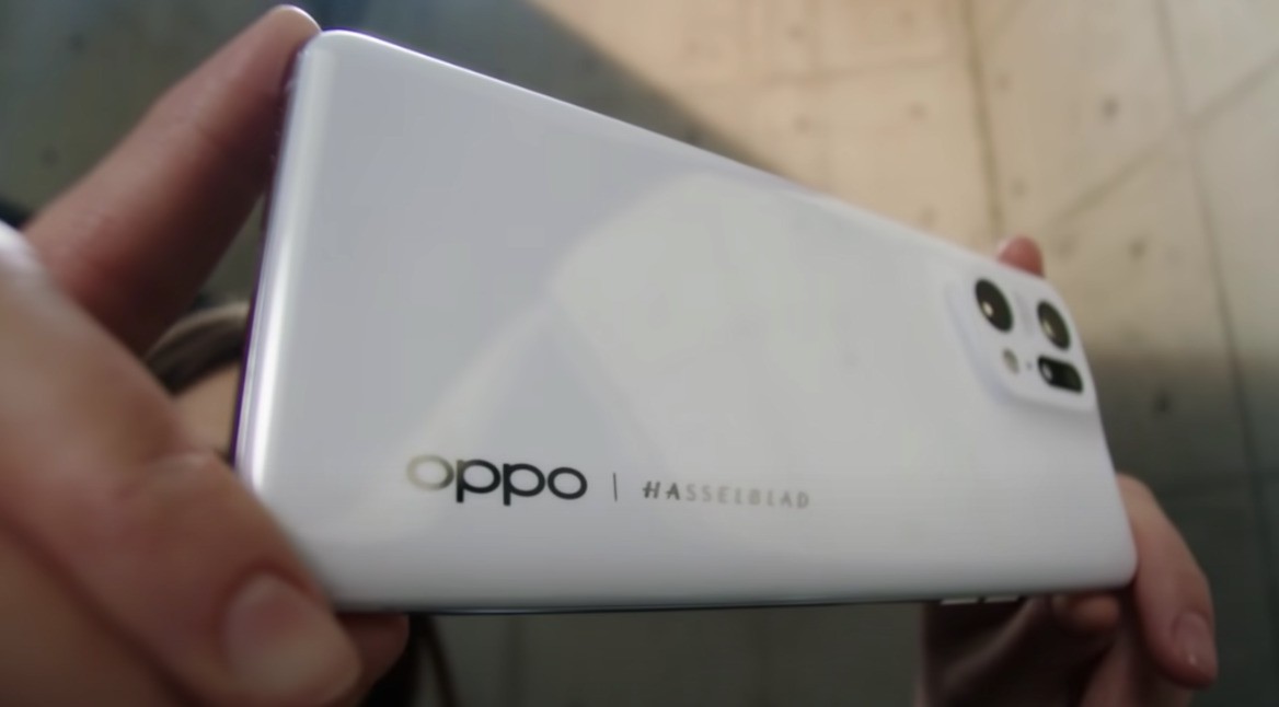 Das OPPO Find X5 in Weiß.