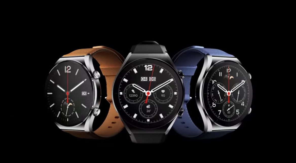 Drei Smartwatches vor dunklem Hintergrund
