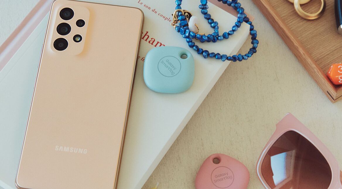 Das Galaxy A53 5G liegt auf einem Tisch.