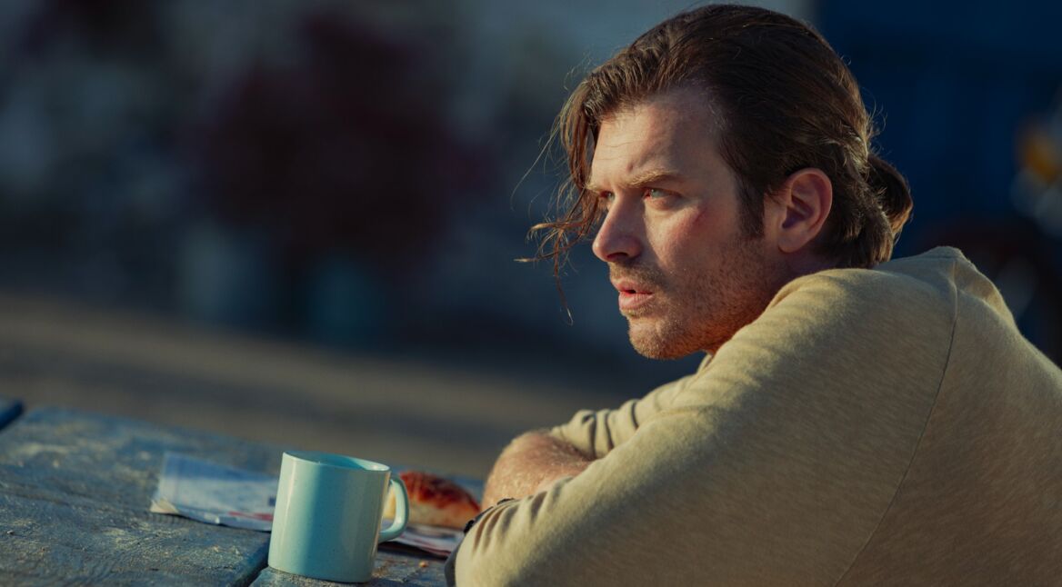 Ein Mann trinkt Kaffee