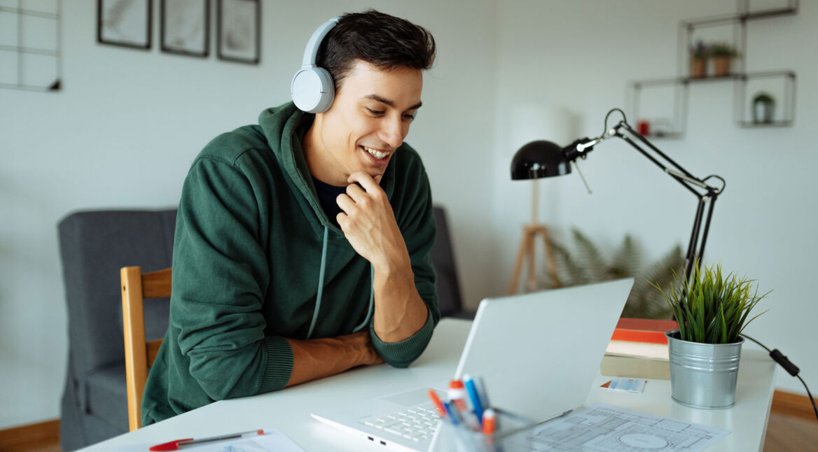 Ein junger Mann lernt online mit einem KI-Tutor