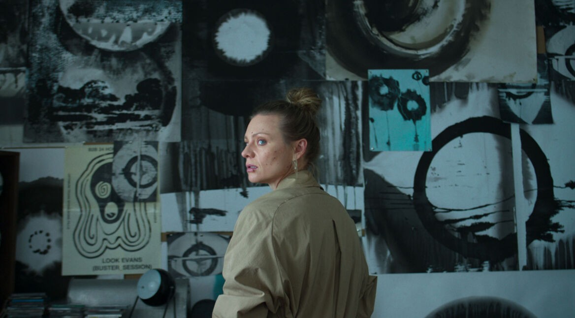 Anna schaut zur Kamera in der Harlan Coben-Serie Sie sehen dich