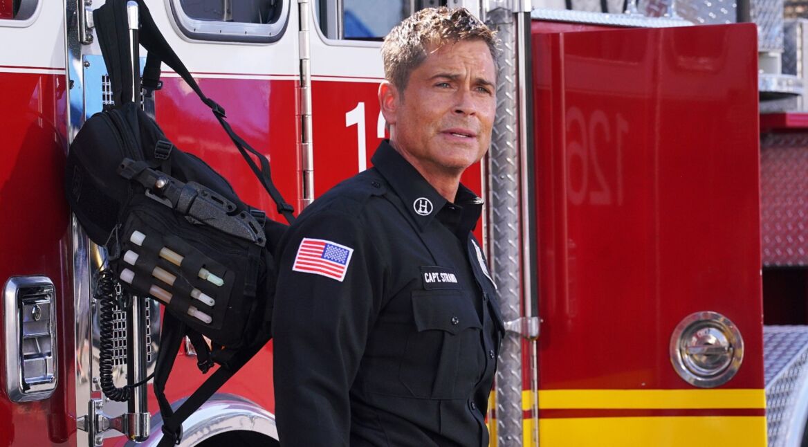 Feuerwehrmann Owen Strand vor Feuerwehrauto