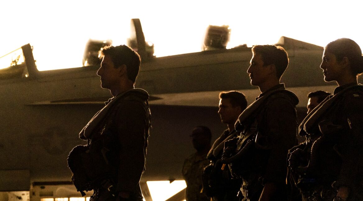 Piloten vor einer Kampfmaschine