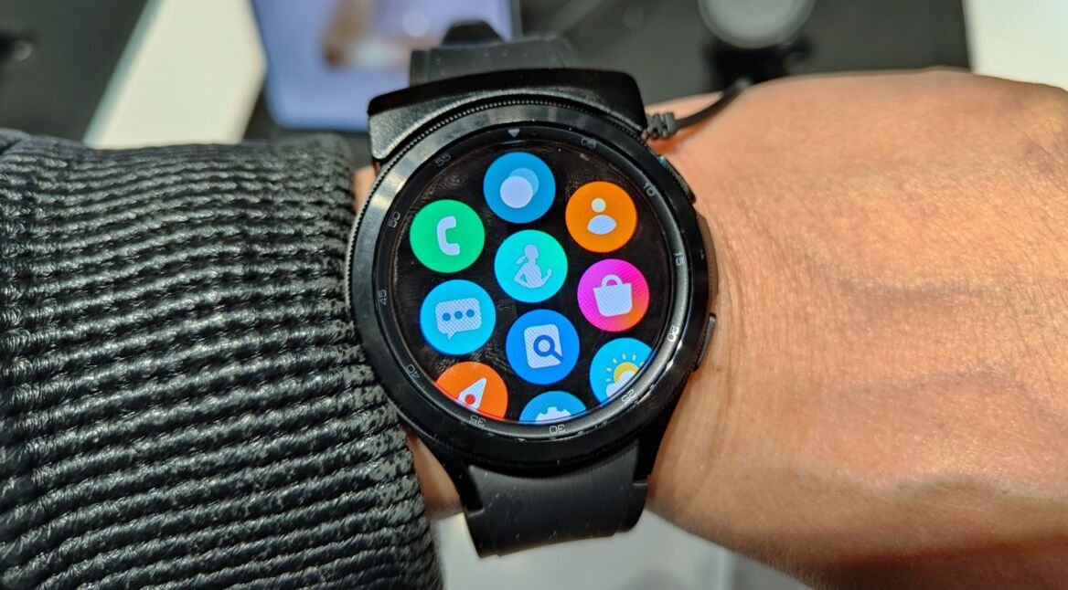 Eine Smartwatch am Handgelenk