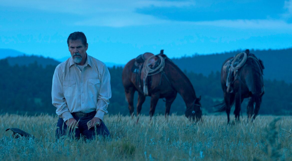 Szene aus Outer Range mit Josh Brolin