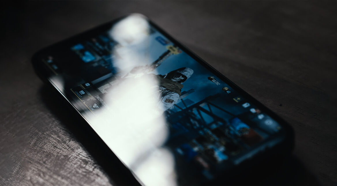 Ein iPhone Pro Max auf dem Call of Duty gespielt wird