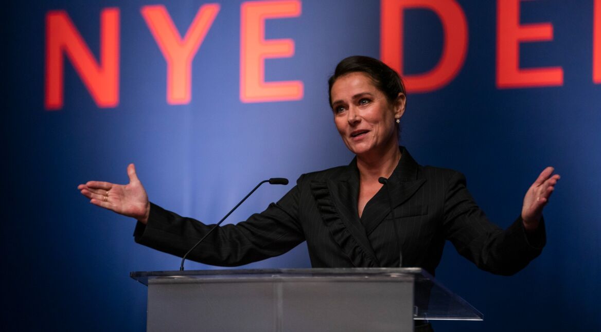 Borgen: Eine Frau am Rednerpult