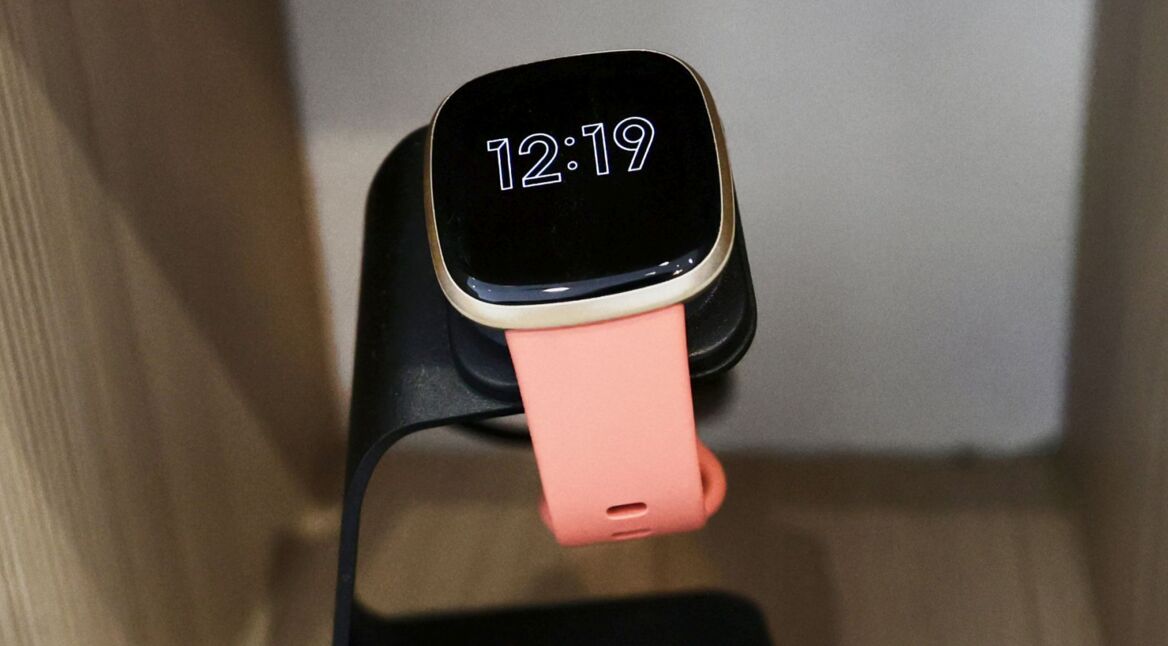 Die Fitbit Versa 3 ausgestellt