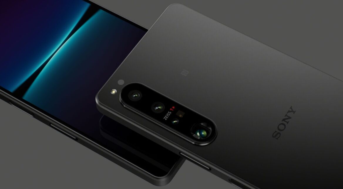 Smartphone Sony Xperia 1 IV von vorne und hinten vor grauem Hintergrund