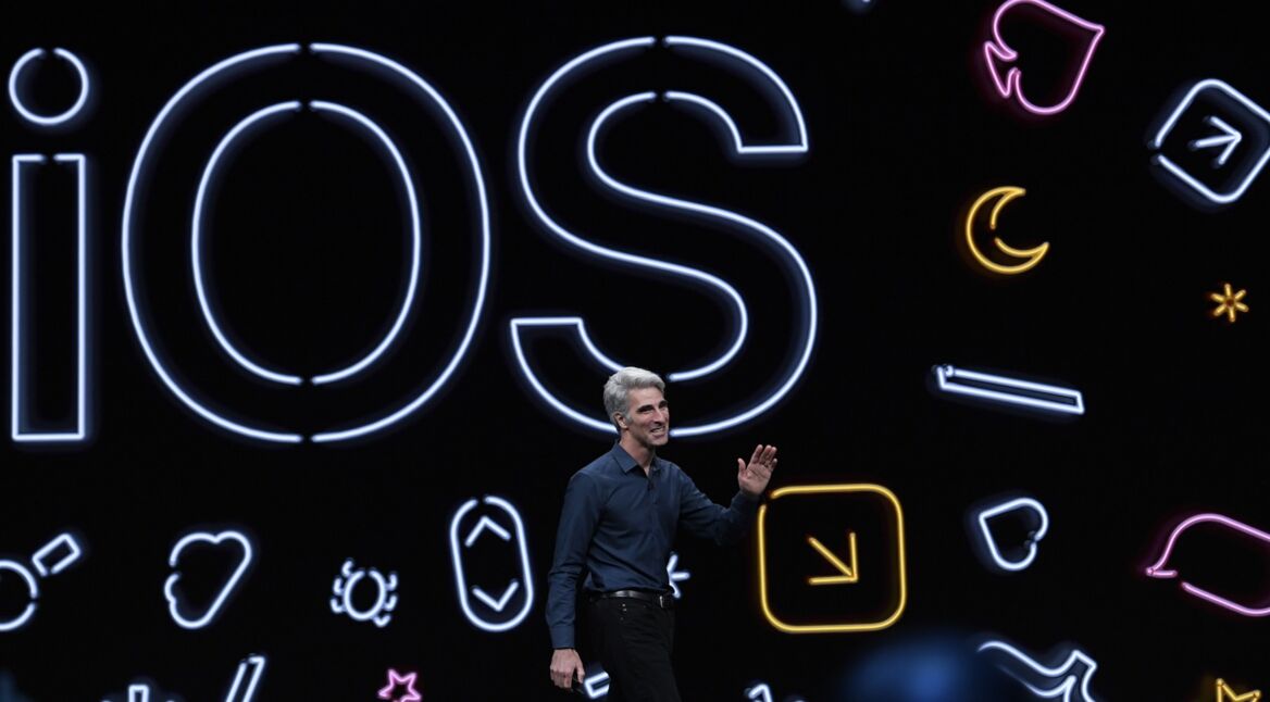 Craig Federighi kommt bei der WWDC 2021 lächelnd auf die Bühne