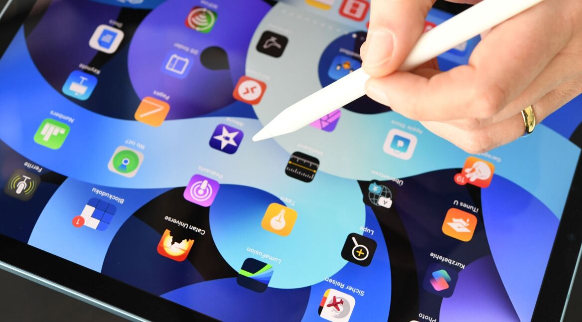 Frau arbeitet mit Apple Pencil am iPad Air