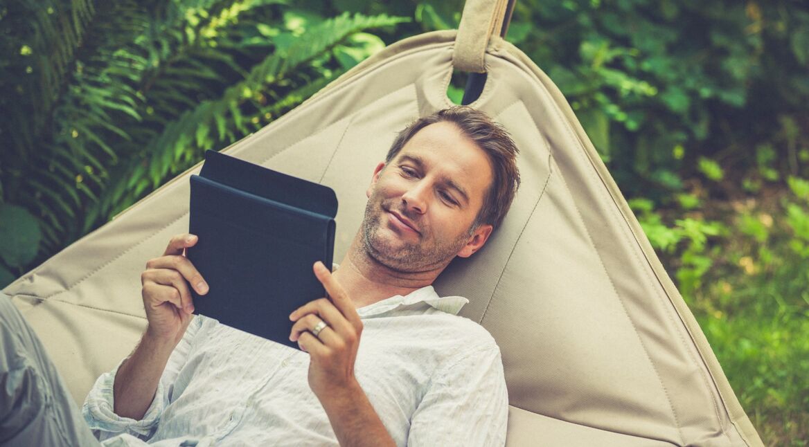 Ein junger Mann in der Hängematte