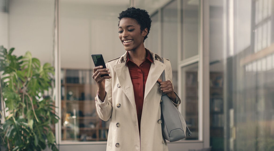 Eine Frau schaut auf ihr Smartphone