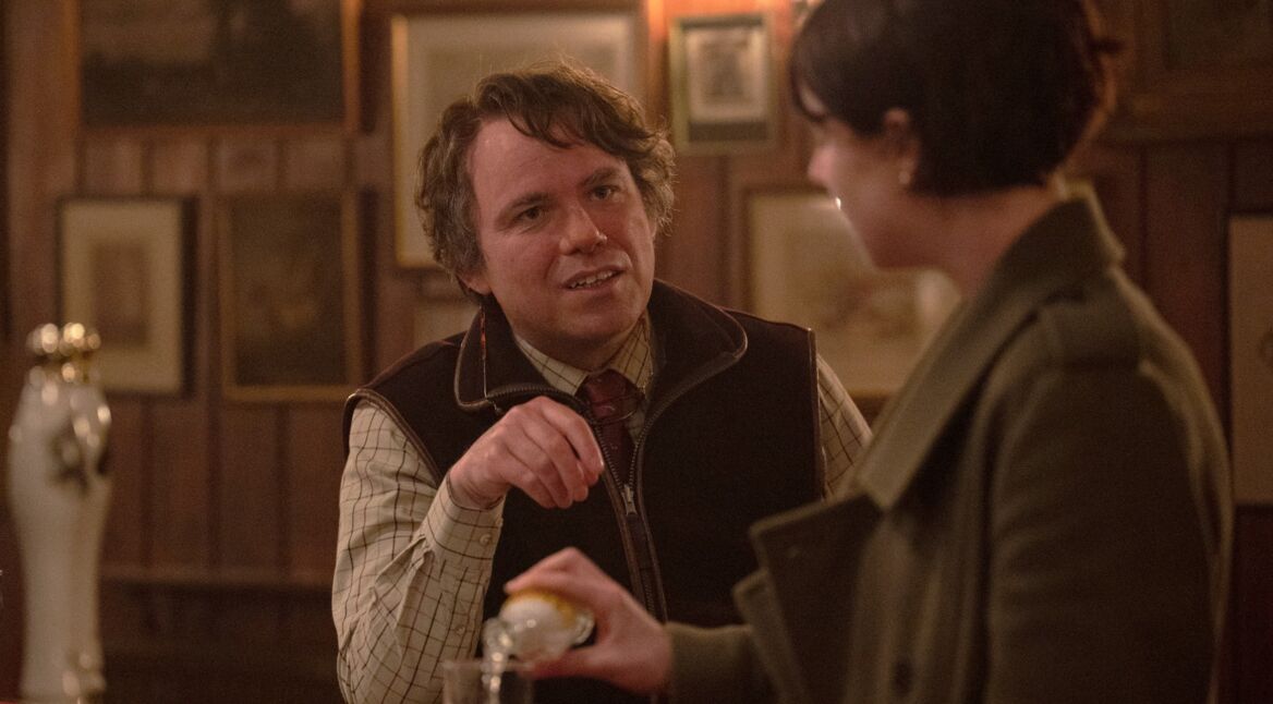 Ein Mann und eine Frau an der Theke