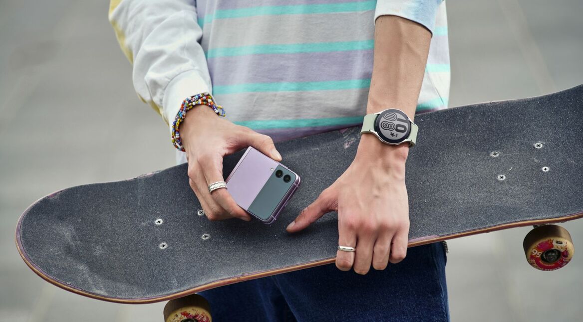 Mann trägt Galaxy Z Flip3 und Galaxy Watch4