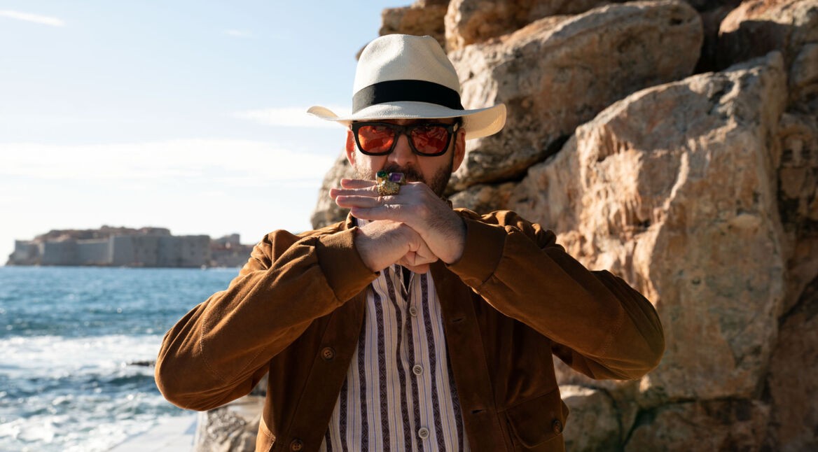 Nicolas Cage begrüßt einen Fan