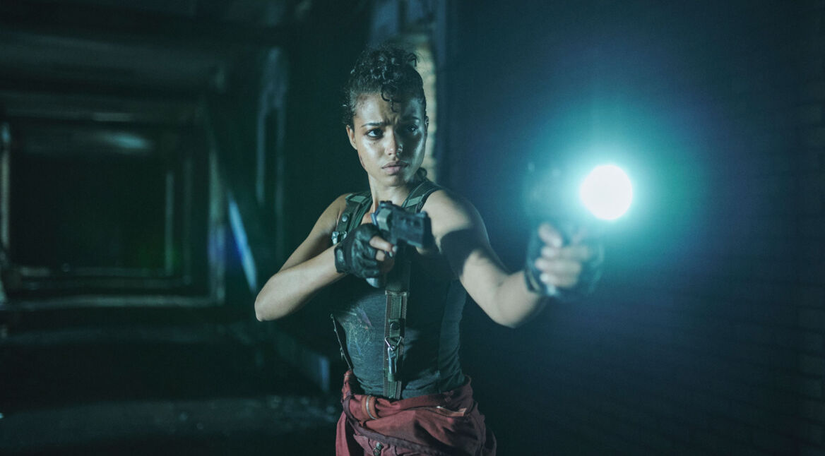 Eine Frau läuft durch einen dunklen Raum in der neuen Realserie von Resident Evil auf Netflix