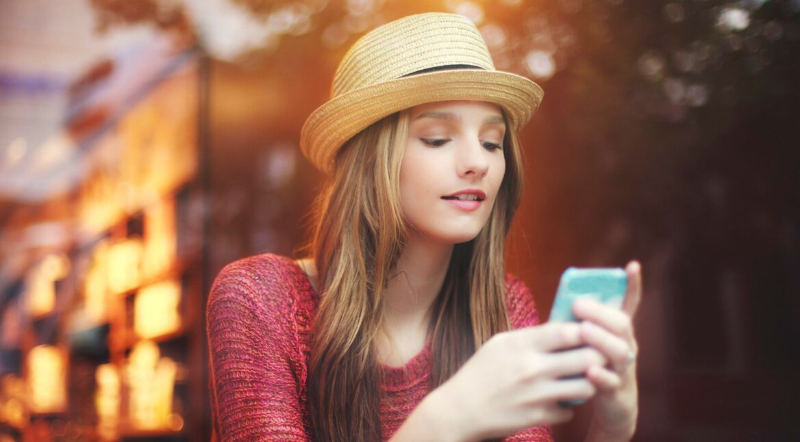 Mädchen mit Smartphone